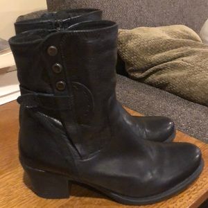 Clark’s Maymie Sky Boots. Black Leather